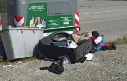 Via Candido Sassone: "Due valigie piene di vestiti abbandonate a terra"