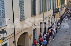 Lunghissima coda per i biglietti per la conferenza del professor Barbero
