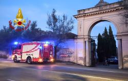 Vercelli, paracadutista atterra nel cimitero: ferite da codice giallo 