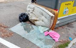 "Un vetro rotto, pericoloso, in piazza Mazzini"