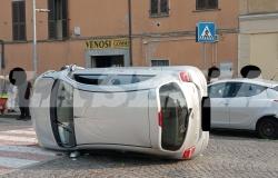Si ribalta con l'auto in corso Prestinari