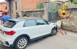 Gattinara: auto finisce contro un muretto