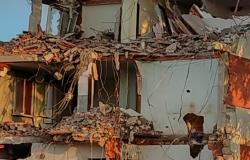 Il palazzo pian piano fatto a pezzi