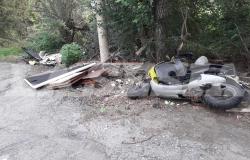 Lo scooter è ancora... in vetrina in via Ranghino