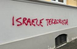Scritte pro Palestina sul muro della scuola di Aranco