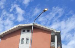 In città lampioni accesi di giorno, le frazioni sempre al buio