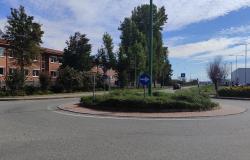 Crescentino: pietre lanciate contro un’auto