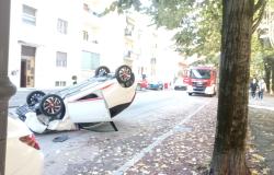 Auto si cappotta in viale della Rimembranza