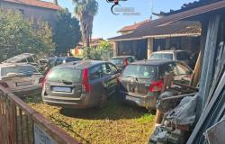 Trasforma il giardino della propria casa in discarica di veicoli 