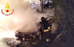 Auto divorata dal fuoco