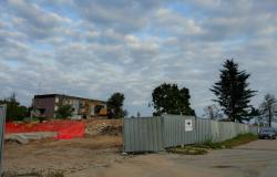 Abbattuta anche la terza palazzina