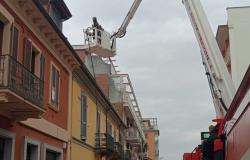 Tetto in fiamme a Voghera 