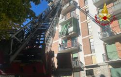I vigili del fuoco soccorrono una persona in viale della Rimembranza