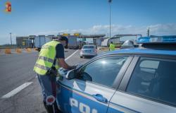 Sette persone sorprese ad usare il telefono cellulare durante la guida