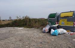 Strada Mostioli:  400 metri a piedi sulla "provinciale" per gettare vetro e plastica