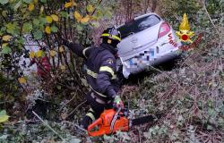 Varallo: anziano finisce con l'auto in un dirupo