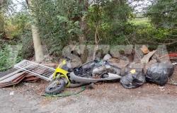 Via Ranghino: dopo oltre un mese lo scooter è ancora tra i rifiuti