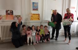 Inaugurata la panchina “Un bimbo a cui regali meraviglia sarà portatore sano di pace”