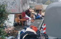 In via Monfalcone il marciapiede torna a essere discarica