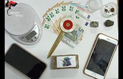 Cigliano, fermata con un panetto di hashish nascosto in un vaso