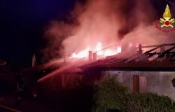 Vasto incendio su tre case a schiera nel centro di Ternengo 