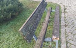 "Questa è la situazione delle panchine dei giardinetti di via Zamenhof"