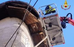 Borgosesia: coperture di un tetto pericolanti, in sicurezza la viabilità