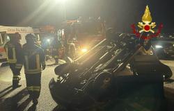 Auto si ribalta sulla A4: una persona ferita