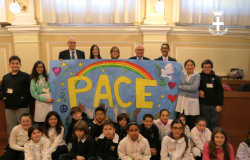 Gli alunni della Rodari presentano il manifesto per la pace
