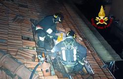 Principio di incendio sul tetto di un'abitazione in Corso Magenta