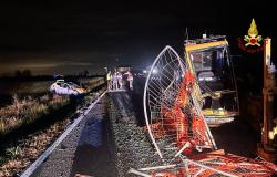 SP317: Auto travolge mezzi da cantiere, conducente in ospedale