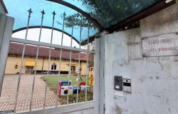 «Il tetto del nido ha problemi, trasferiamo subito i vostri bimbi»