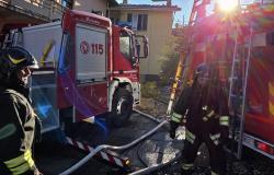 In fiamme il tetto di una palazzina di tre piani 