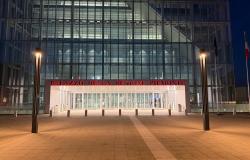 Contro la violenza sulle donne il Palazzo della Regione si illumina di arancione