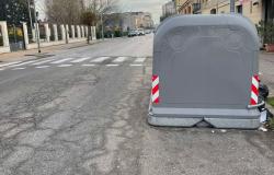 Corso Prestinari: "Quei cassonetti impediscono la visuale della strada"
