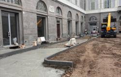 Si lavora per consegnare la pista ciclabile di corso Garibaldi e piazza Alciati entro fine anno 