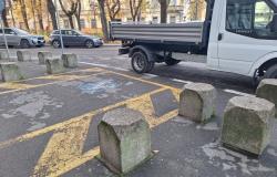 Furgone blocca il parcheggio per i disabili 