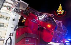 Anziana immobilizzata a terra al quarto piano: intervengono i Vigili del fuoco