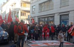 Sciopero generale: a Vercelli il corteo è partito. Numerose le delegazioni presenti (tutte le foto)