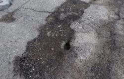Via Alpi: "Un buco pericoloso sulla strada"