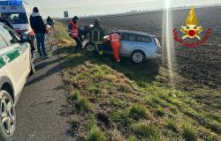 Cascine Stra: auto esce di strada, conducente incastrato nell'abitacolo 