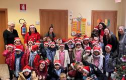 I bimbi del Sacro Cuore portano allegria e doni agli anziani