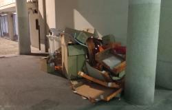 Cartoni ammassati in pieno centro, da una decina di giorni