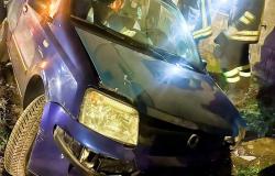 Auto esce di strada in via Thaon de Revel a Vercelli 