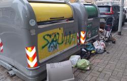 Rifiuti abbandonati in corso Fiume