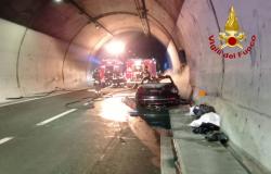 Auto prende fuoco in galleria sulla A26, chiusa l'autostrada