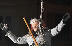 Vercelli: il "volo" della Befana incanta grandi e piccini (FOTO)