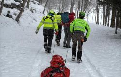 Forno Alpi Graie: scivola sul ghiaccio a 1200 metri e si infortuna
