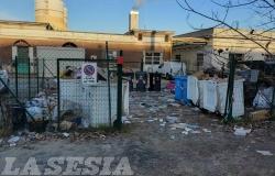 Parcheggio indecoroso alla stazione ferroviaria di Vercelli
