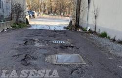 La situazione del parcheggio a lato della stazione fa discutere i vercellesi
